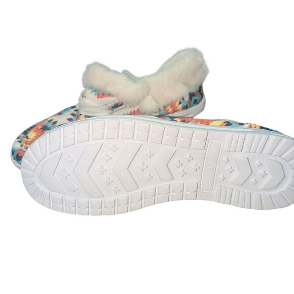 🛍️ Geometric Slide On Shoes With Faux Fur Detail - Picture 2 of 4